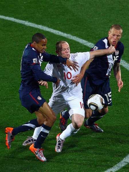 Wayne Rooney lucho todo el partido.