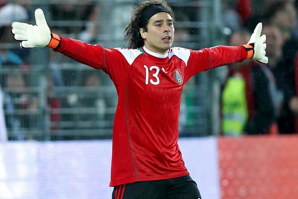 Guillermo Ochoa vs Holanda